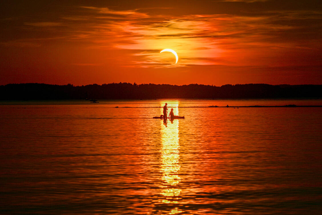 Partielle Sonnenfinsternis über dem Chiemsee am 12.08.2026. / © Imago/CEPix