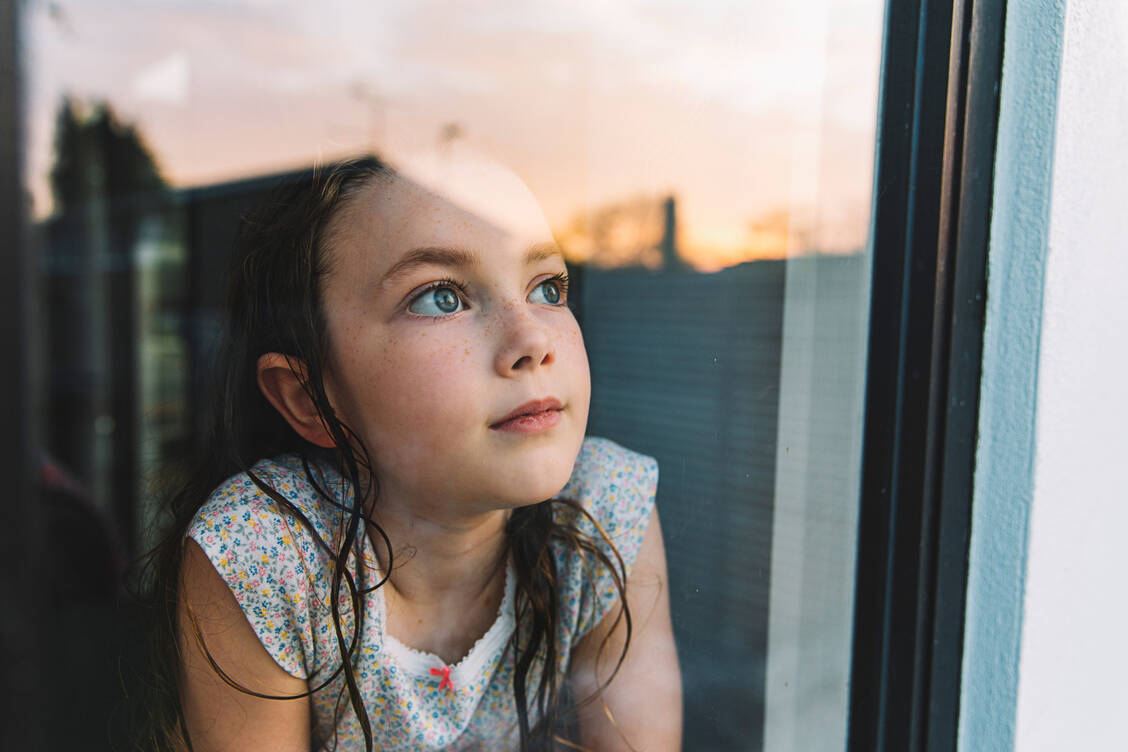 Einer der Tipps: Etwa alle 20 Minuten sollte das Kind für mindestens 20 Sekunden den Blick in die Ferne (20 Fuß = 6 Meter) schweifen lassen. / © Getty Images/Justin Paget