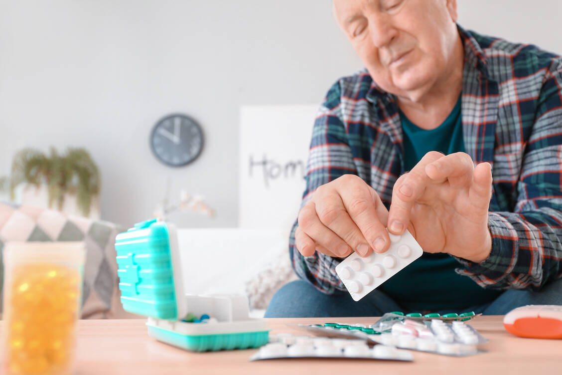 Herzkranke Menschen nehmen oft eine ganze Reihe von Medikamenten ein. Wichtig ist, dass sie Motivation und Überblick behalten. / Foto: Shutterstock/Pixel-Shot