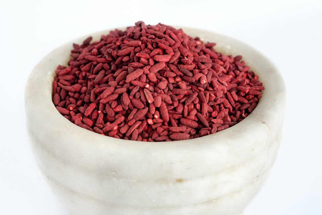 Rotschimmelreis ist ein Fermentationsprodukt von gewöhnlichem Reis mit bestimmten Schimmelpilzstämmen. Während der Fermentation entstehen rote Farbstoffe und verschiedene potenziell pharmakologisch und toxikologisch wirksame Inhaltsstoffe. / Foto: Adobe Stock/MilletStudio