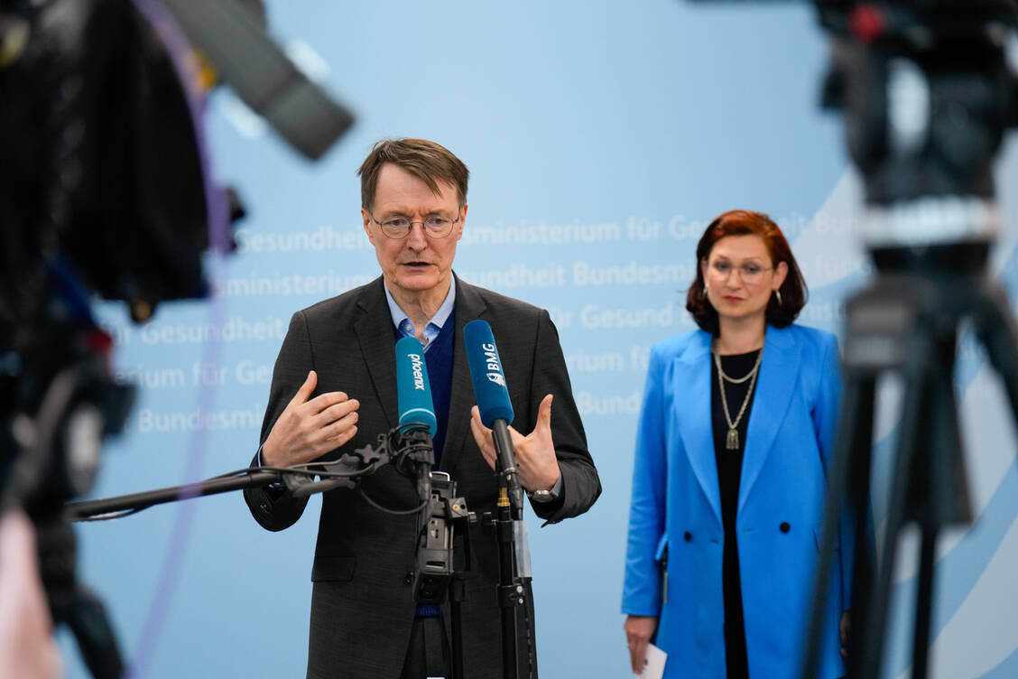 Bundesgesundheitsminister Lauterbach (SPD) hält an den Plänen für Gesundheitskioske fest, das betonte er bei der Übergabe der Studie »Diskriminierung im Gesundheitswesen: Betroffene beklagen fehlende Anlaufstellen« der Antidiskriminierungsbeauftragten des Bundes, Ferda Ataman (rechts im Bild). / Foto: IMAGO/Bernd Elmenthaler