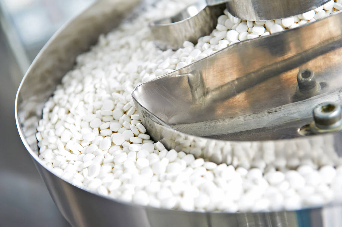 Um kleine Mengen Wirkstoff zu Tabletten verarbeiten zu können, sind deutlich größere Mengen Hilfsstoffe erforderlich. / Foto: Fotolia/Kadmy