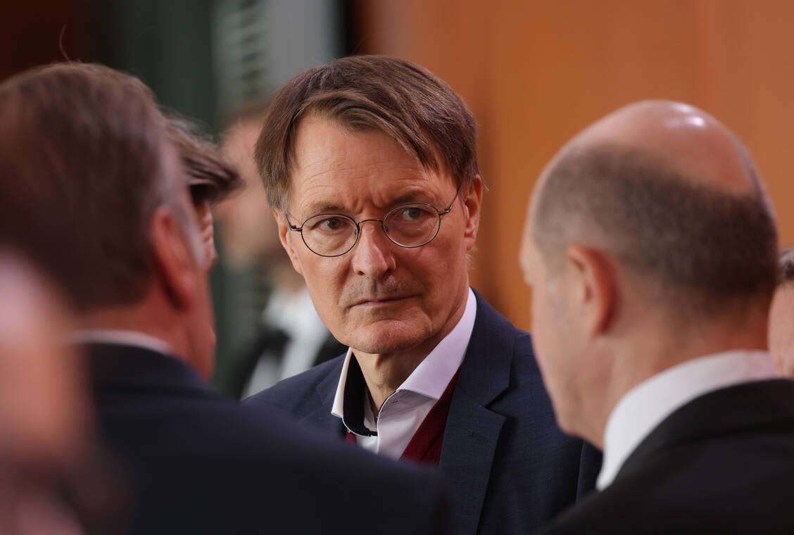 Gesundheitsminister Lauterbach will sein Apotheken-Reformgesetz bis zur Sommerpause ins Kabinett einbringen. / Foto: Getty Images/Sean Gallup / Staff