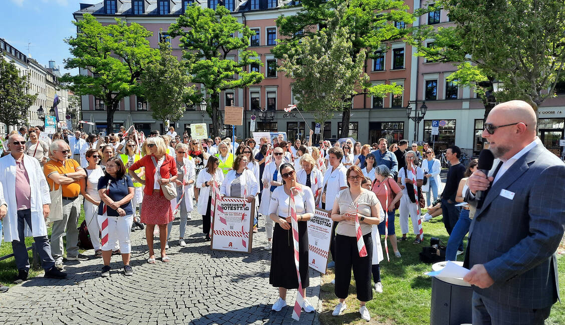 Kundgebung auf dem Münchner Gärtnerplatz: Dr. Peter Sandmann vom BAV erläutert die Kernforderungen der Apothekerschaft.   / Foto: BAV/Thomas Metz
