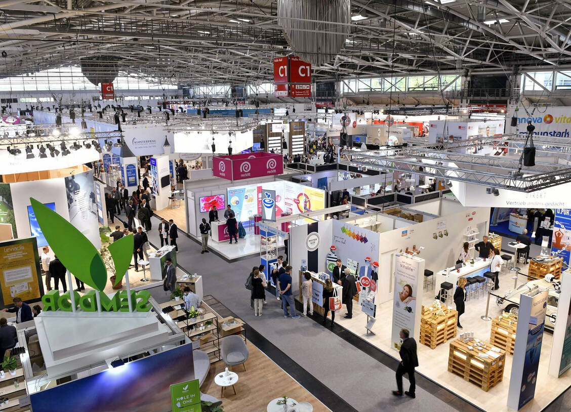 Nicht den Überblick verlieren: Bei rund 500 Ausstellern sollte man sich gezielt seine Favoriten aus dem Programm picken und sich einem Rundgang anschließen. / Foto: Avoxa expopharm