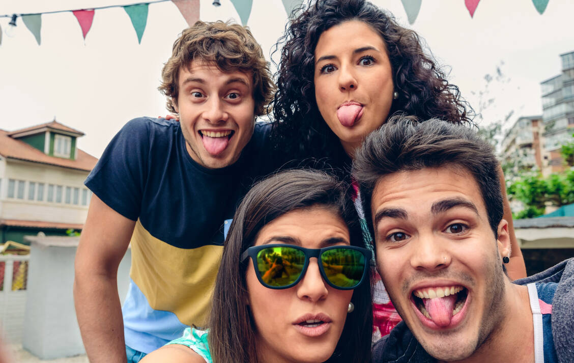 Aus den sozialen Medien kennt man die »Party-Zunge«. Sie signalisiert, dass man gerade viel Spaß hat. Und auch sonst kommuniziert die Zunge viel – auch dann, wenn man sie nicht gerade zum Sprechen benutzt. / Foto: Photocase/davidpereiras