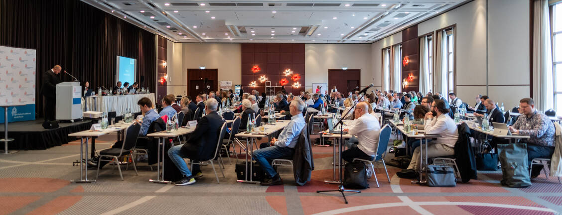 Volles Haus bei der Kammerversammlung in Neuss / Foto: AKNR / Lars Heidrich