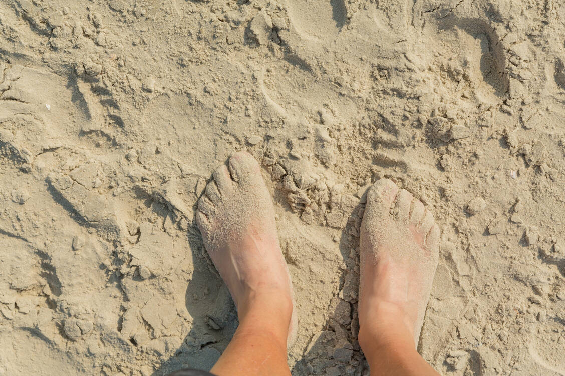 Gesunde Füße müssen sich nicht verstecken. Nagelpilz-Infektionen können und müssen behandelt werden. / Foto: Adobe Stock/J. Schoeberl