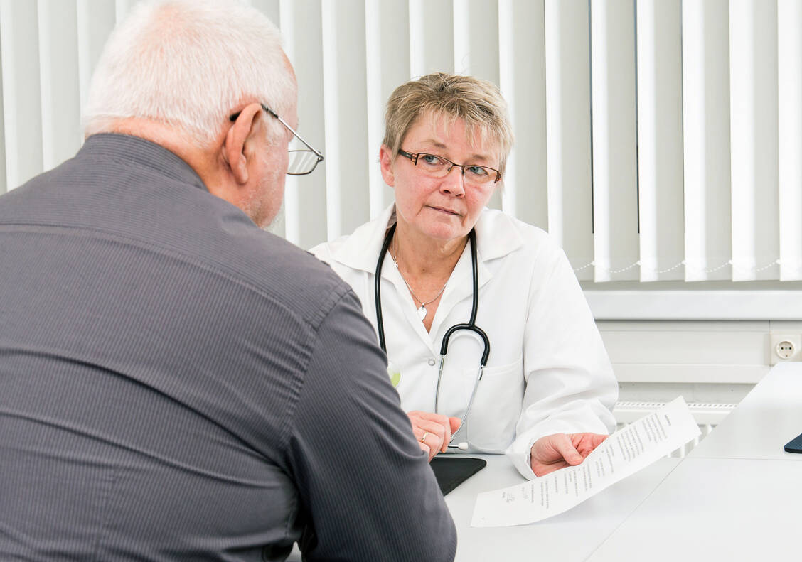 Bei jeder Änderung der antipsychotischen Therapie muss der Patient genau informiert und überwacht werden. / © Adobe Stock/Christian Schulz