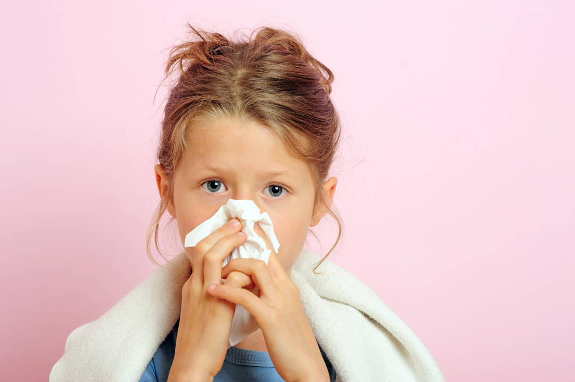 Insbesondere Kinder leiden durchschnittlich mehrmals im Jahr an einer Erkältung. Damit geht auch ein Schnupfen einher, gegen den die Apotheke einiges zu bieten hat.  / Foto: Adobe Stock/photophonie