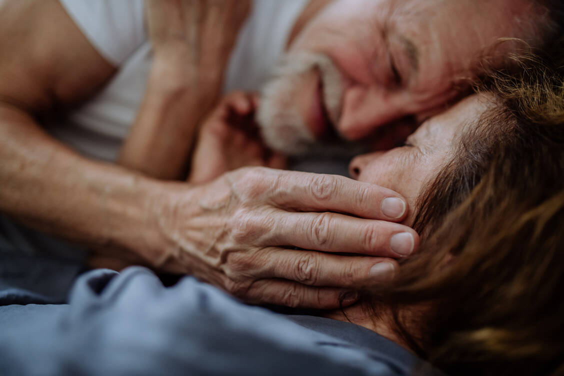 Auch mit einer Herzkrankheit ist ein erfülltes Sexualleben möglich. Ein paar Dinge gibt es allerdings zu beachten. / © Getty Images/Halfpoint Images