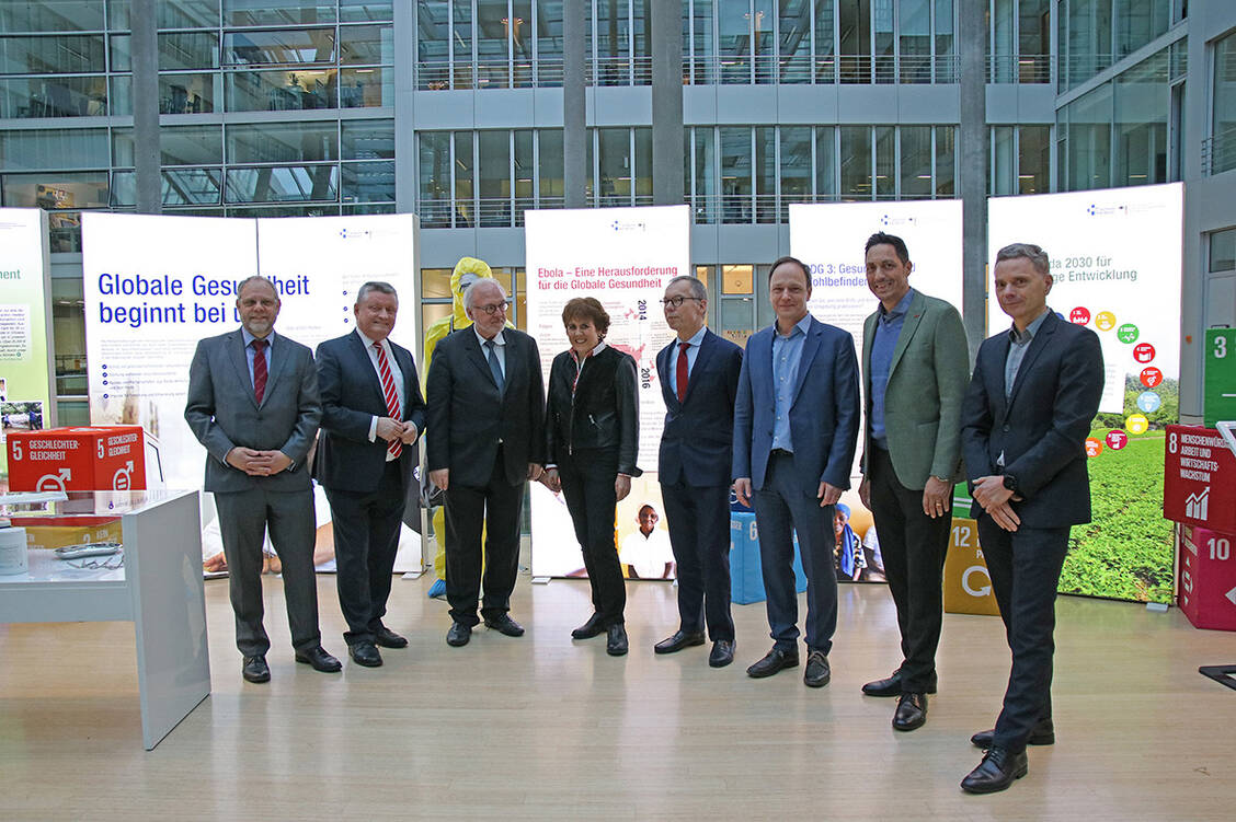 Von links: Bernd Pastors , Hermann Gröhe, Rudolf Henke, Dr. Ute Teichert, Professor Dr. René Gottschalk, Christoph Bonsmann, Sid Peruvemba und Dr. Stefan Derix. / Foto: Action Medeor