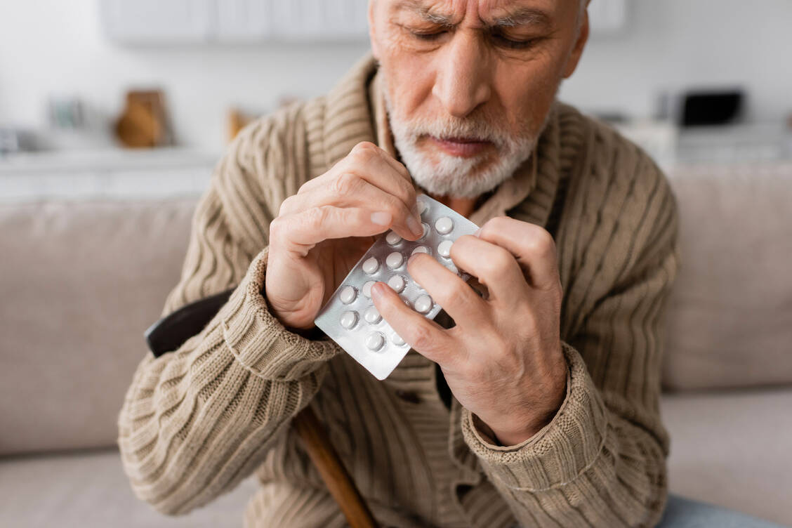 Cannabinoid-Präparate könnten multimorbide Patienten mit hohem Medikamentenbedarf entlasten. Allerdings fehlen für viele Indikationen noch Studiendaten. / © Adobe Stock/Lightfield Studios