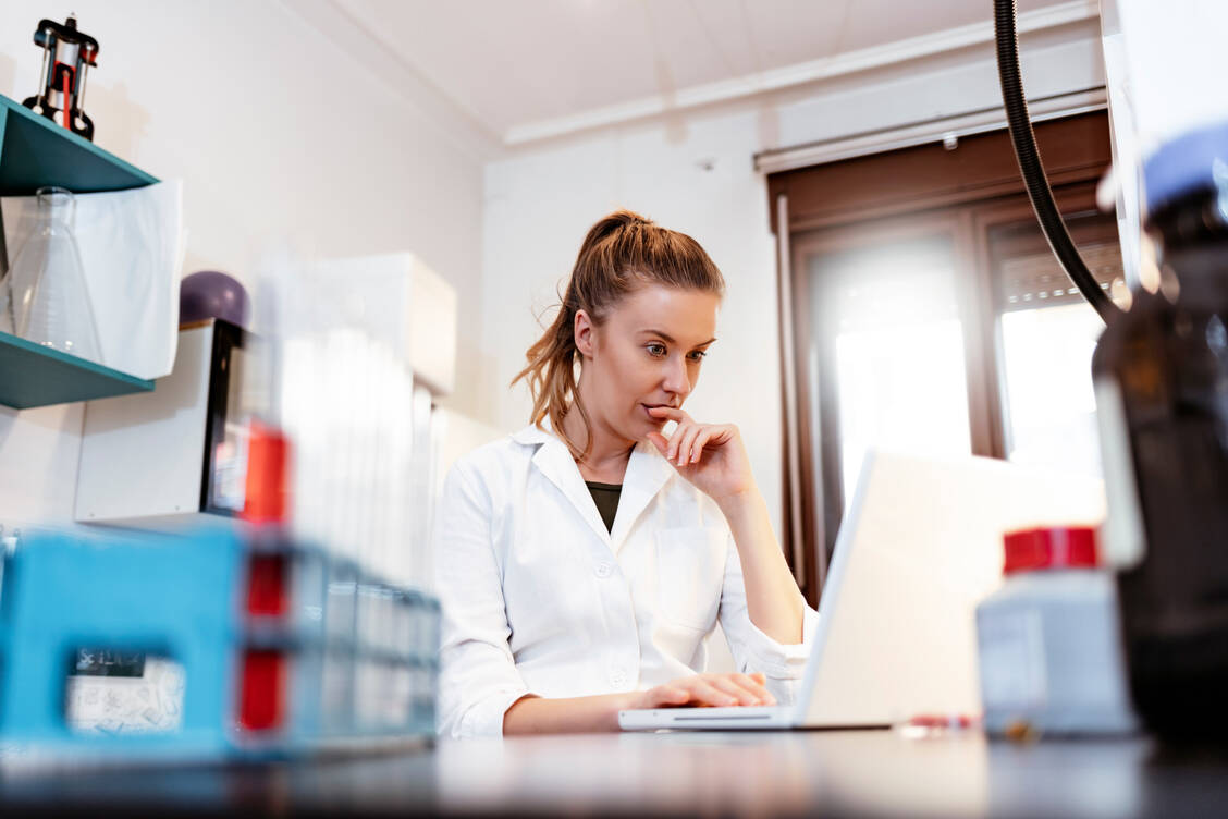 Neben der Arbeit in der Apotheke bleibt oft kaum Zeit für eine eigene Recherche zum Stand der Dinge in Sachen Coronavirus. Geballtes Wissen bieten im Juni die kostenlosen Online-Vorträge von pharmacon@home. / Foto: Getty Images/ljubaphoto