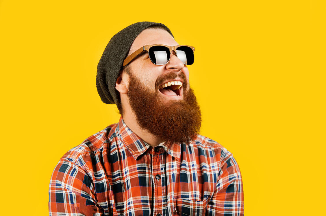 Bart im Bakteriencheck: Mikroben fühlen sich im Gesichtshaar richtig wohl. Doch mit etwas Bartpflege bleibt der Gesichtswald keimfrei. / © Adobe Stock/Vulp