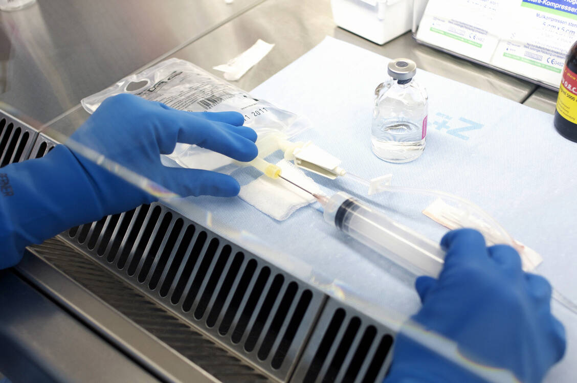 Chemotherapeutika werden patientenindividuell in der zentralen Zytostatikaherstellung der Krankenhausapotheke angefertigt und überprüft. / © Adobe Stock/carmakoma