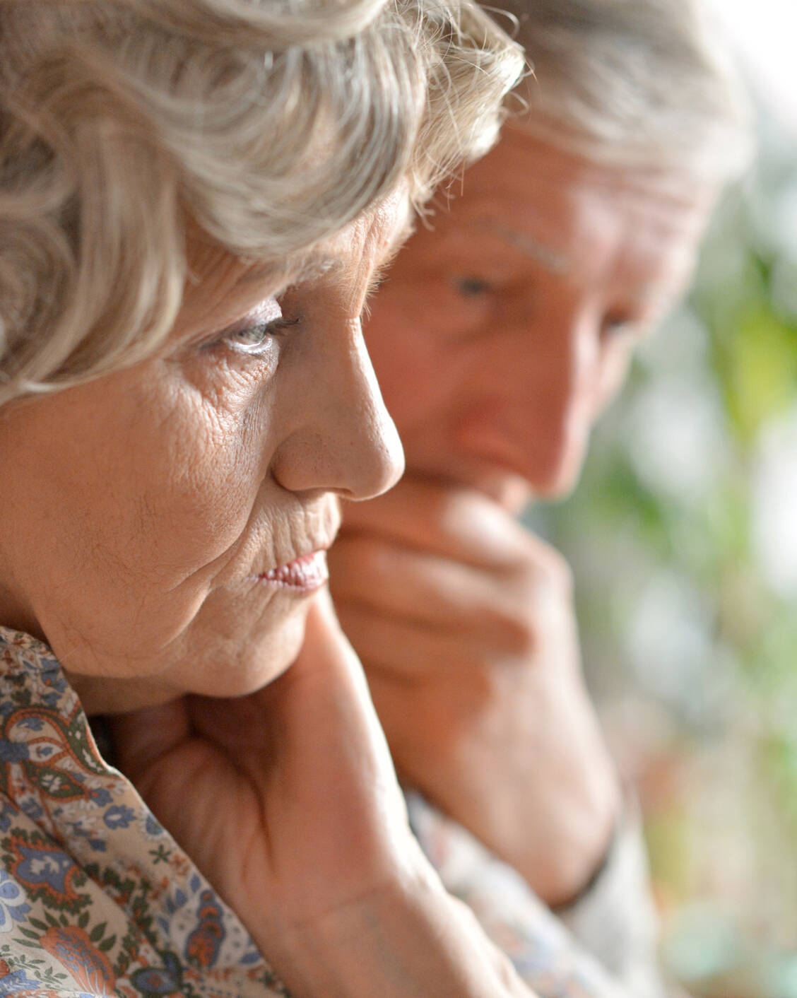 Eine beginnende Demenz macht viele Menschen traurig und depressiv. Eine Depression kann aber auch eine Demenz vortäuschen. / Foto: Shutterstock/Ruslan Guzov