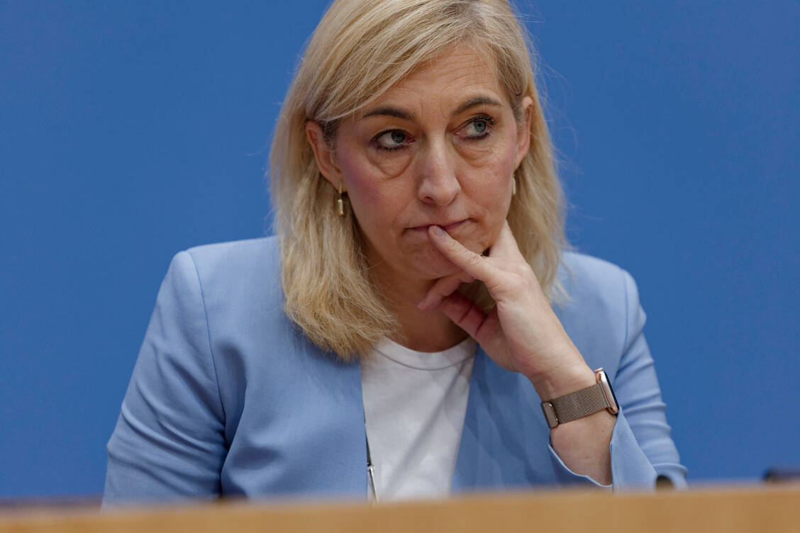 Bundesgeusndfhietsministerin Nina Warken hat ihre Apothekenreform durchs Kabinett gebracht. / © Imago/Jürgen Heinrich