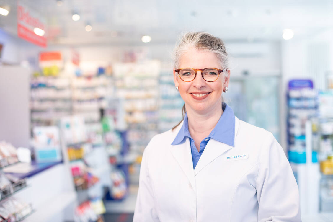 Für Dr. Inka Krude gehört Impfen zu ihren Lieblingstätigkeiten in der Apotheke. / © Alte Apotheke 1691
