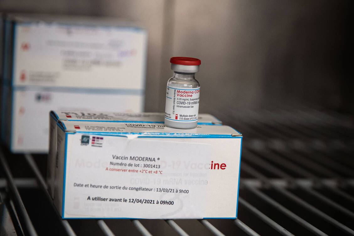 Bislang kann Modernas Covid-19-Impfstoff zulassungsgemäß nach Auftauen einen Monat lang im Kühlschrank gelagert werden. Neue Firmendaten zeigen, dass die mRNA-Formulierung auch über drei Monate im Kühlschrank stabil bleibt. / Foto: imago images/IP3press