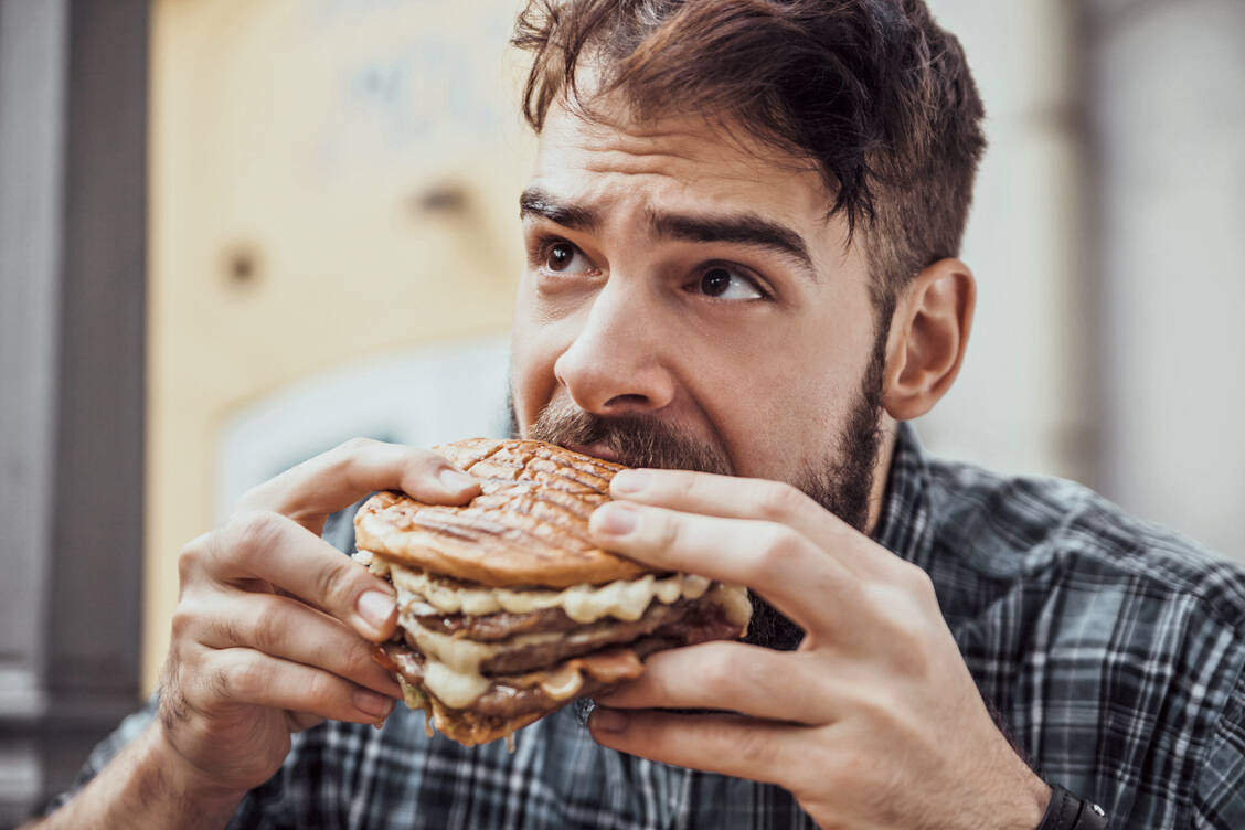 Fehlernährung und Adipositas können zu einer nichtalkoholischen Fettlebererkrankung führen. / Foto: Fotolia/Dangubic