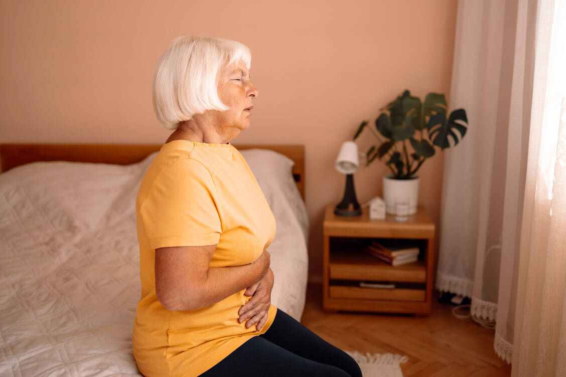 Gastrointestinale Beschwerden wie Durchfälle oder Übelkeit zählen zu den häufigsten Nebenwirkungen bei oralen Tumortherapeutika.  / © Shutterstock/Irina Shatilova