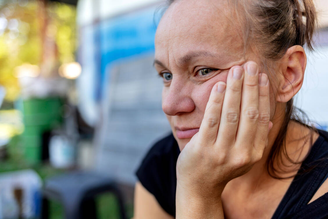 Gedankenkreisen, Selbstzweifel und auch eine körperbezogene Scham kommen bei Frauen häufiger vor als bei Männern. / © Getty Images/Jelena Stanojkovic