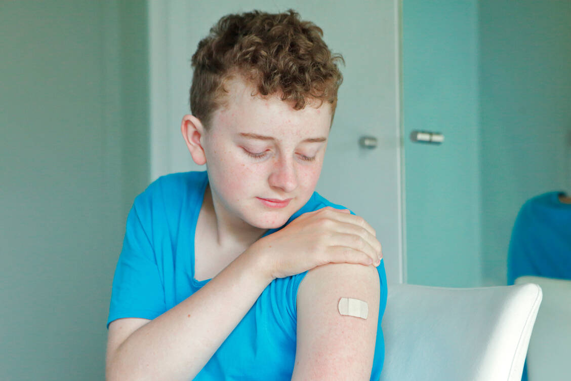 Junge Männer haben das höchste Risiko, nach der Covid-19-Impfung mit einer mRNA-Vakzine eine Myokarditis oder Perikarditis zu entwickeln. / Foto: Getty Images/narvikk
