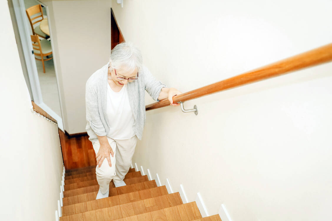 Der Schweregrad einer COPD wird auch anhand der Alltagsbelastung erfasst. Treppensteigen ist ein wichtiges Kriterium. / Foto: Adobe Stock/buritora