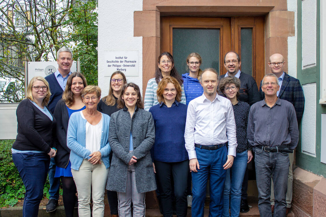 Professor Dr. Tanja Pommerening (vordere Reihe, 4. von rechts) mit Mitarbeiterinnen und Mitarbeitern / Foto: Florian Eidam-Weber