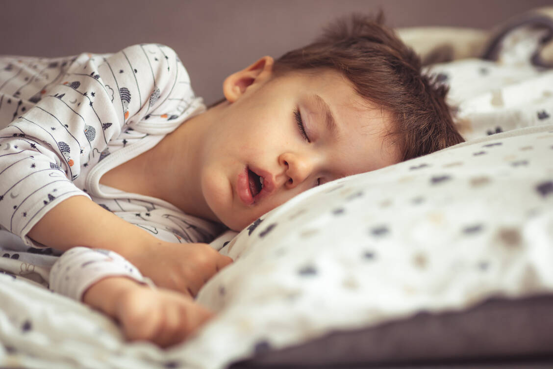 Etwa 12 Prozent der ansonsten gesunden Kinder schnarchen und haben Atemprobleme im Schlaf.  / Foto: Adobe Stock/Dragana Gordic