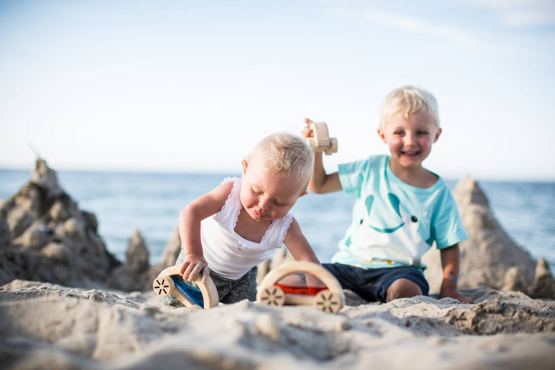 Auch wenn die Sonne vermeintlich nicht vom Himmel brennt: Kinder sollten sich nie ohne Kopfbedeckung in der Sonne aufhalten. / Foto: Adobe Stock/Kristin Gründler