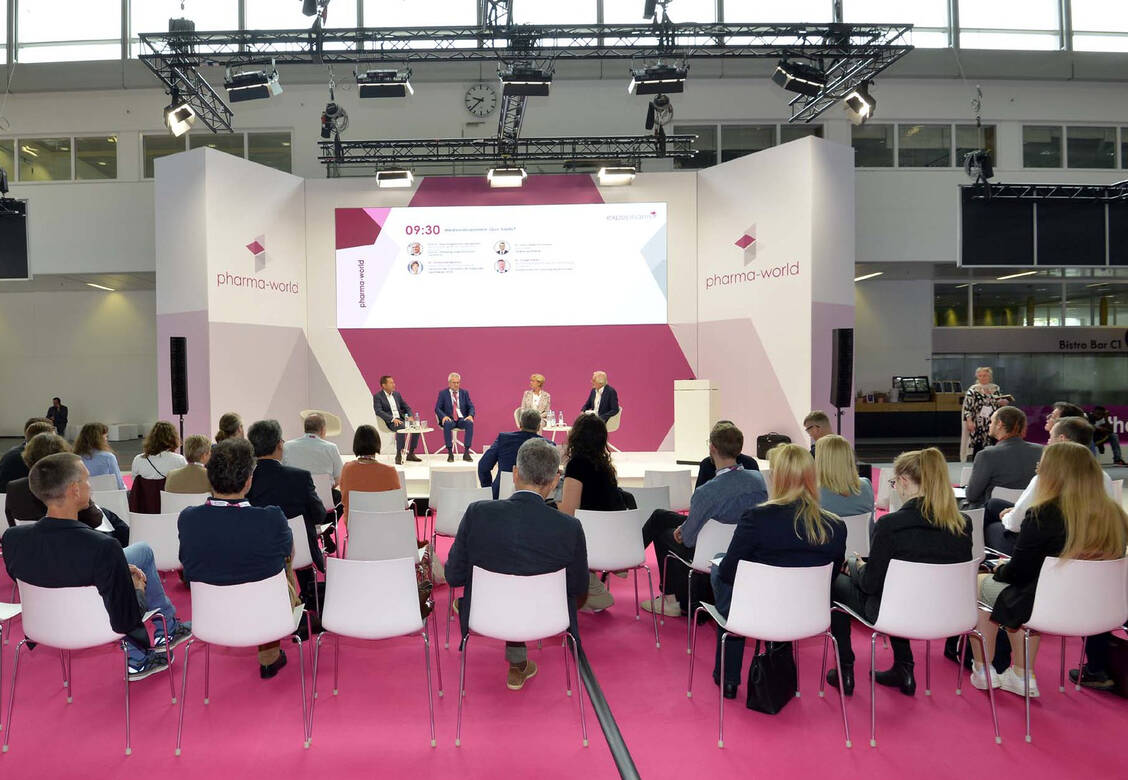 Fortbildung ohne vorherige Anmeldung ist spontan an jedem Messetag in der Pharma-World möglich. Das Programm wird kuratiert und moderiert von PZ-Senior Editor Professor Dr. Theo Dingermann und Professor Dr. Manfred Schubert-Zsilavecz, Mitglied der externen PZ-Chefredaktion. / Foto: Expopharm