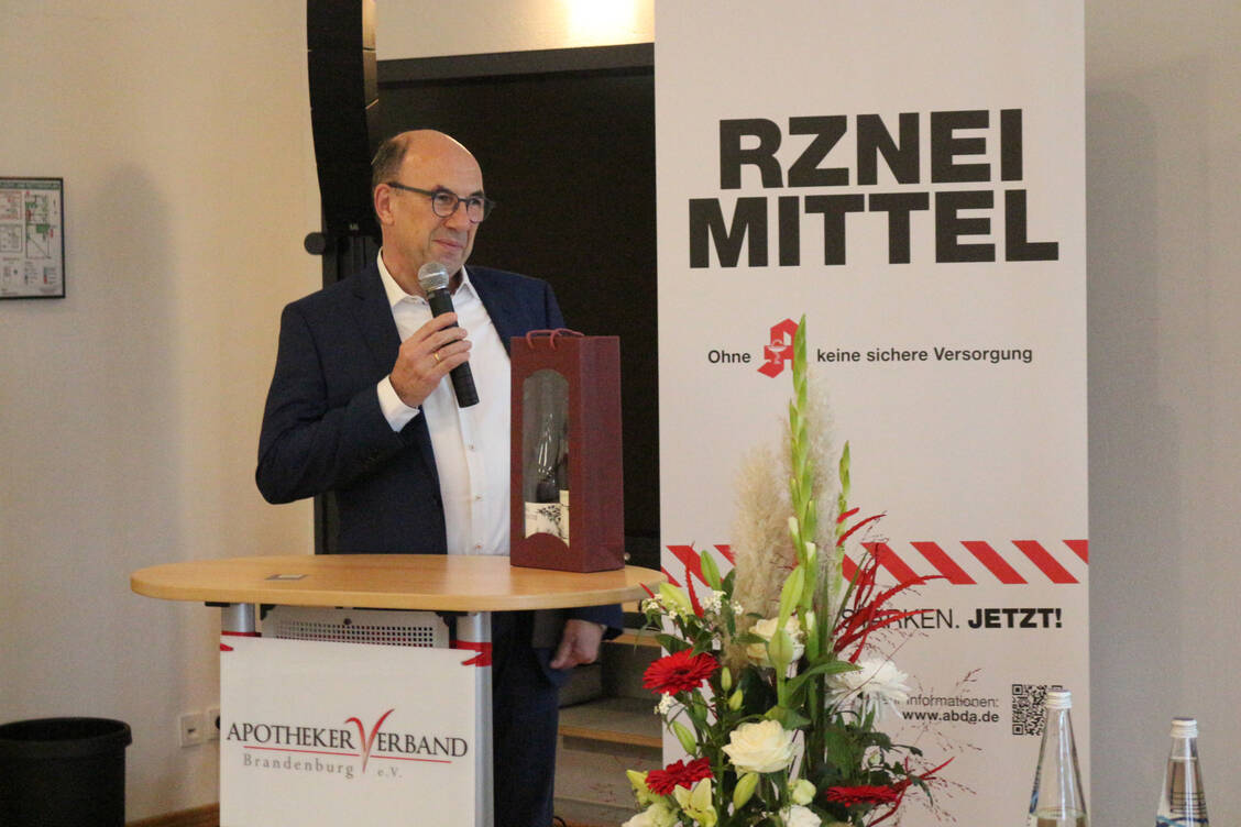 Frisch ernanntes Ehrenmitglied des Apothekerverbands Brandenburg: LAK-Vizepräsident Hansjörg Fabritz zeigte sich sehr erfreut über die Ehre, die ihm zuteil wurde. / Foto: LAV Brandenburg