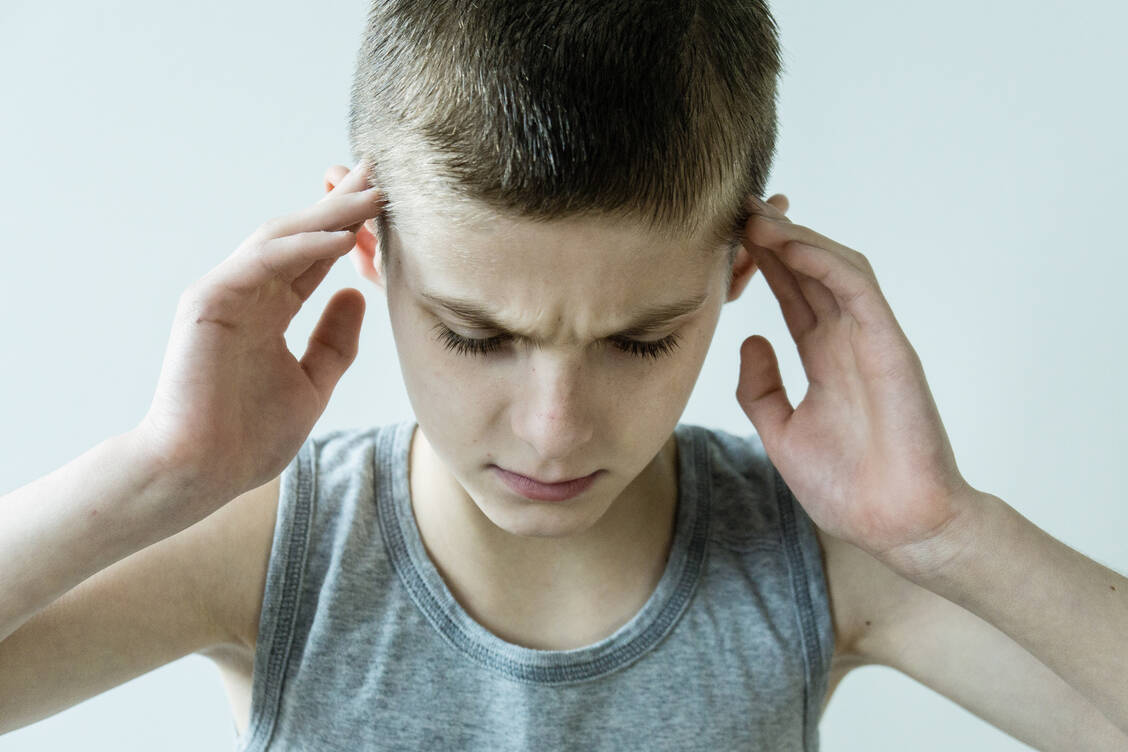 Auch bei Kindern können schon Schlaganfälle auftreten. Typische erste Symptome sind Halbseitenlähmung, Gesichtslähmungen oder plötzlich auftretende Sprachstörungen. / Foto: Adobe Stock/Jan H. Andersen