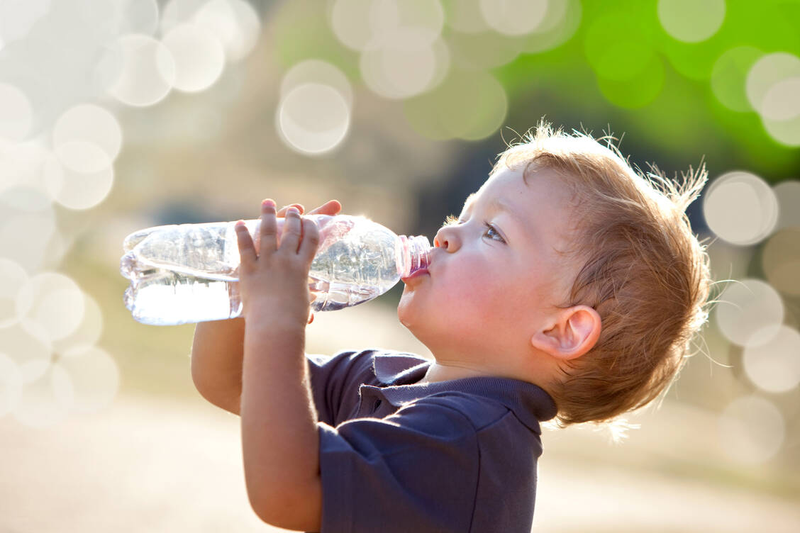 Es ist gut, wenn Kinder viel trinken. Aber übermäßiger Durst und häufiges Wasserlassen können auch eine Störung des Glucosestoffwechsels anzeigen.  / © Adobe Stock/ZoneCreative S.r.l.