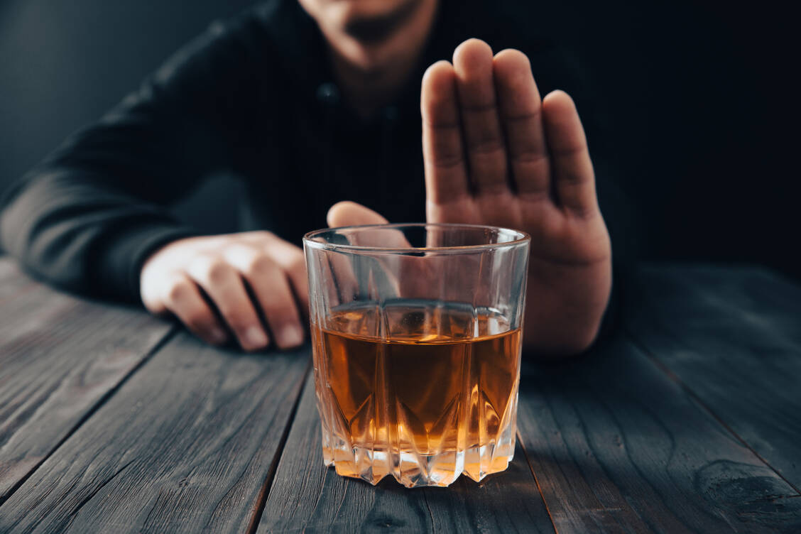 Der Cannabiswirkstoff Cannabidiol (CBD) hat bei alkoholerkrankten Menschen das Verlangen nach Alkohol in einer kleinen Studie verringern können. / © Adobe Stock/Daniel