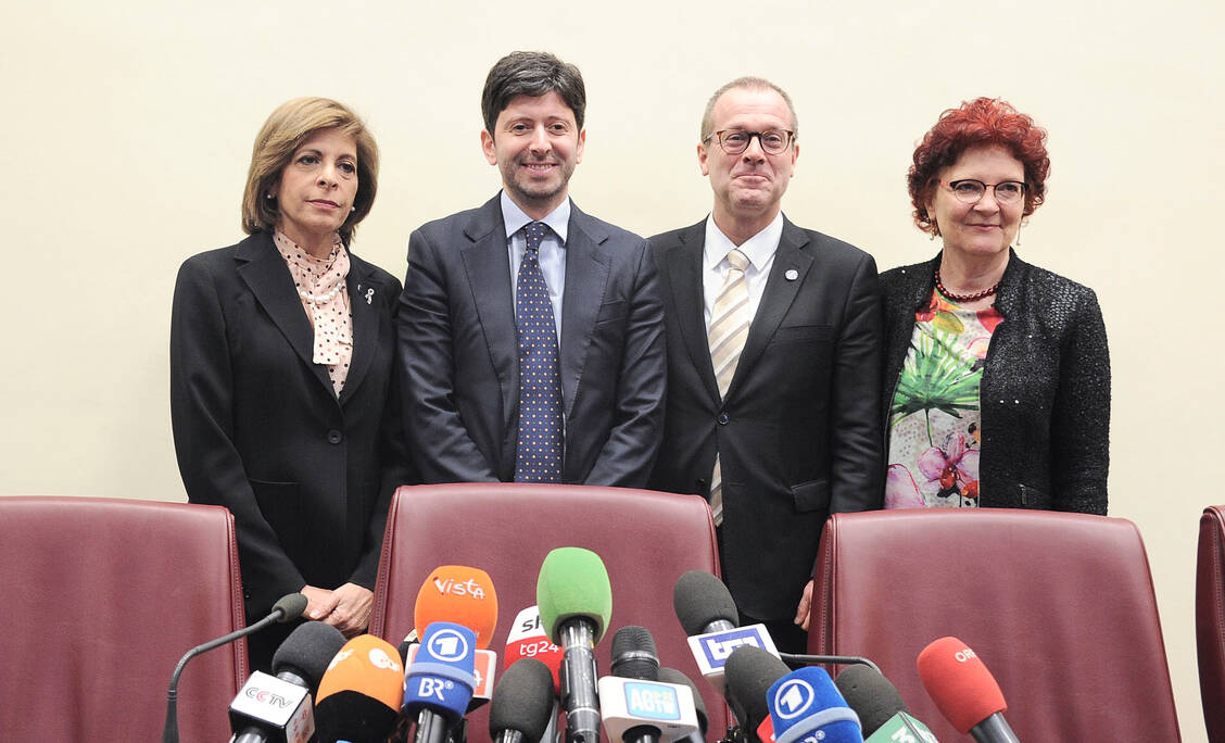 Beim Treffen der Gesundheitsminister am Mittwoch in Rom: Von Links: EU Kommissarin Stella Kyriakides, der italienische Gesundheitsminister Roberto Speranza, der Direktor der WHO Europa Hans Kluge und die Direktorin des Europäischen Zentrums für die Prävention und Kontrolle von Krankheiten (ECDC) Andrea Ammon. / Foto: EU/Marco Zeppetella