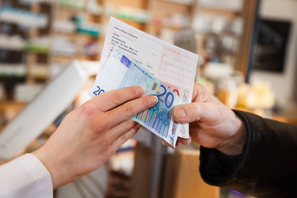 Die Kassen können zwar aufgrund der verminderten Umsatzsteuer bei den Arzneimittelausgaben Geld einsparen, Versicherte müssen aber nach wie vor Zuzahlungen leisten. / Foto: Fotolia/pix4U