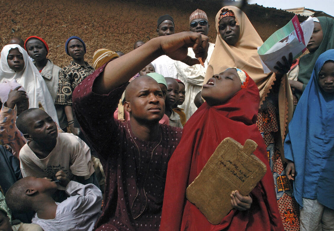 Hier bekommt eine fünfjährige Nigerianerin die Polio-Schluckimpfung bei einer der größten Impfkampagnen des Landes im Jahr 2007, als mehr als 14 Millionen Kinder im bevölkerungsreichsten Staat Afrikas geimpft wurden. / Foto: UNICEF/Nesbitt
