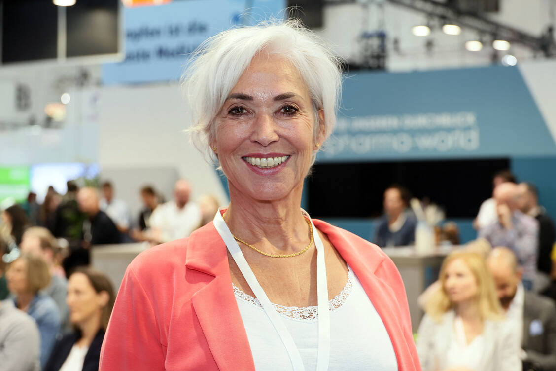 Dr. Christiane Neubaur ist Apothekerin und Geschäftsführerin des Verbands der Cannabis versorgenden Apotheken (VCA). Sie sprach in der Pharma-World bei der Expopharm auch über unerwünschte Folgen der Entlassung von Cannabis aus dem Betäubungsmittelgesetz. / © PZ/Alois Müller
