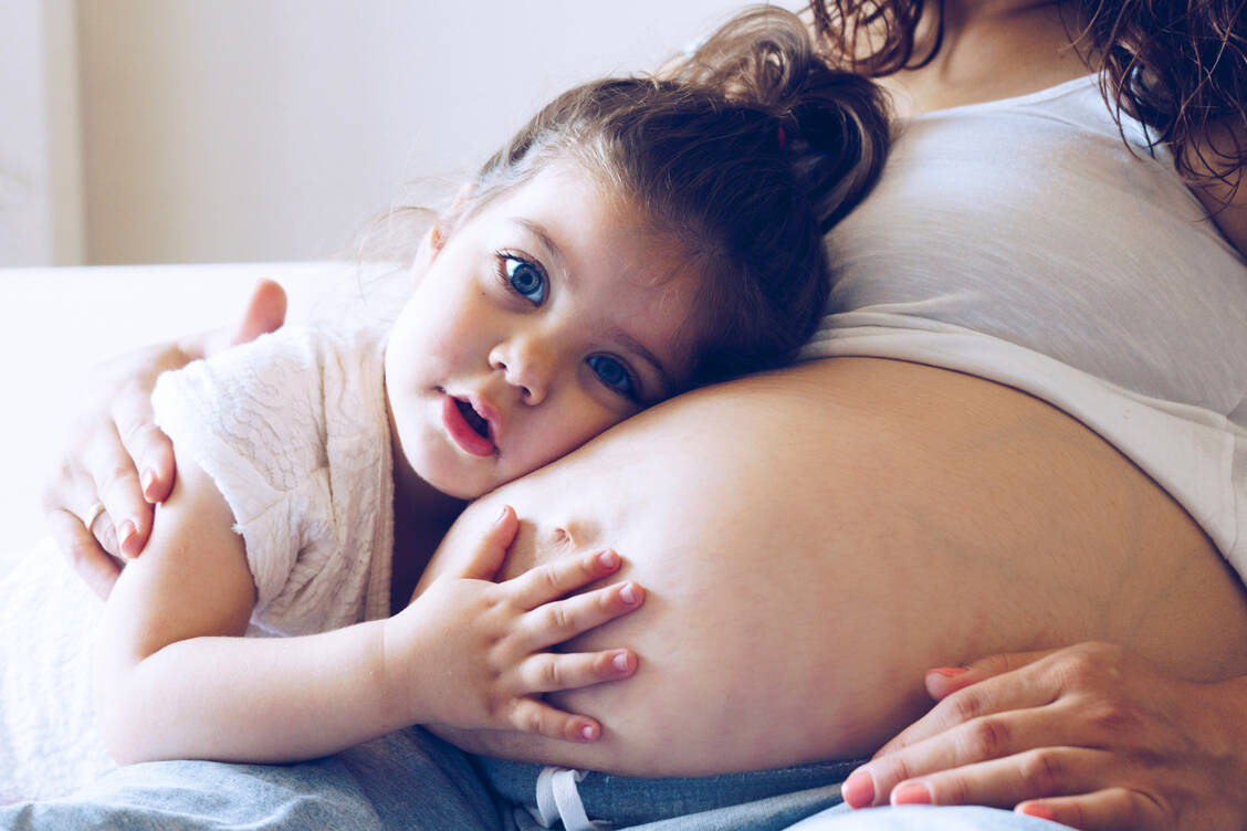 Werdende Mütter, die in einer zurückliegenden Schwangerschaft schon einmal eine Präeklampsie hatten, sollten eine medikamentöse Prophylaxe erhalten. / © Adobe Stock/SianStock