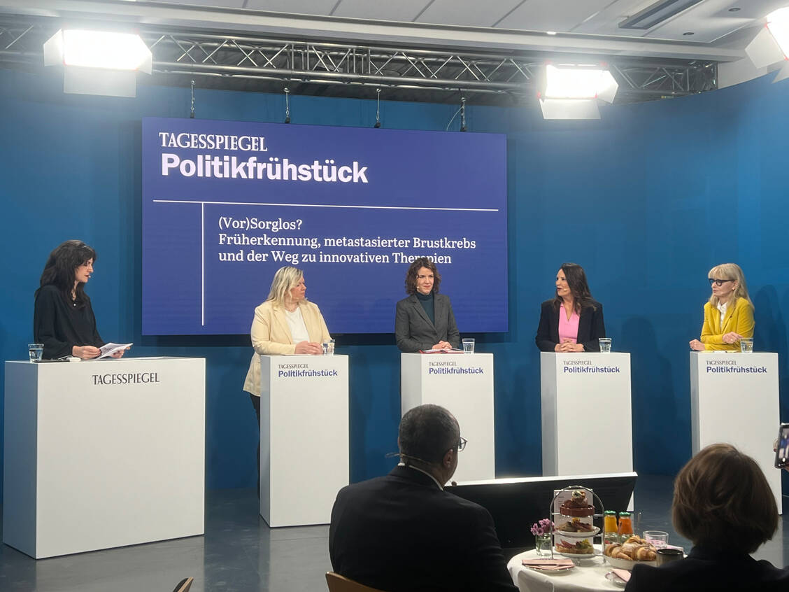 Moderatorin Jessica Gummersbach, CDU-Bundestagsabgeordnete Maria-Lena Weiss, SPD-Bundestagsabgeordnete Lina Seitzl, Karin Huss von Gilead Sciences und Karin Maag vom Gemeinsamen Bundesausschuss (G-BA) (v.l.). / © PZ/Höhn