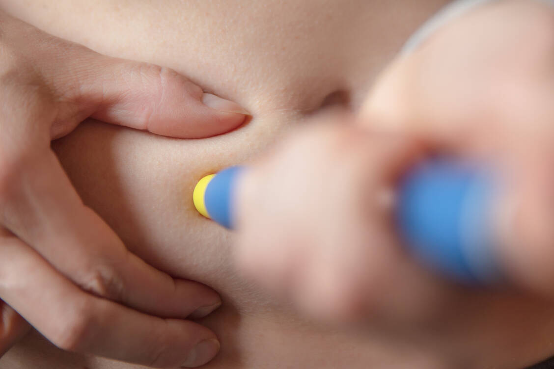 Beim neuen Wachstumshormon reicht die einmal wöchentliche Applikation (Symbolbild). / Foto: Getty Images/miriam-doerr