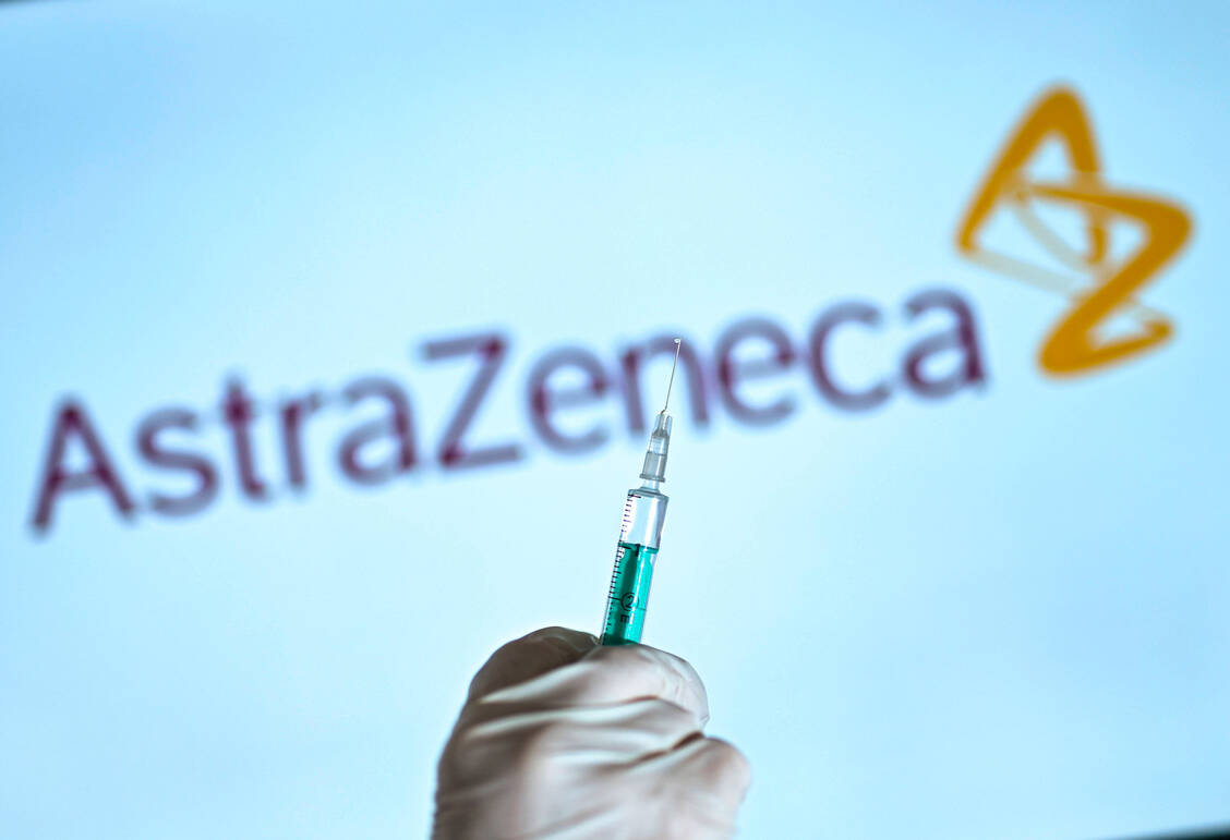 Die Europäische Arzneimittelagentur hat Nutzen und Risiken der Covid-19-Vakzine Vaxzevria von Astra-Zeneca erneut bewertet. Das Ergebnis ist dasselbe wie beim letzten Mal. / Foto: Imago Images/Jan Huebner