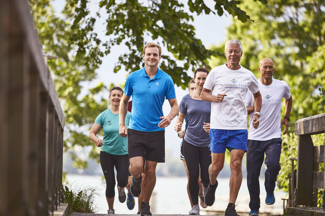 Als ehemaliger Spitzen-Leichtathlet und Orthopäde weiß Professor Dr. Thomas Wessinghage (zweiter von rechts),  wie wichtig regelmäßige Bewegung für die Vorbeugung von Krankheiten und die Rehabilitation ist.  / Foto: Medical Park Bad Wiessee