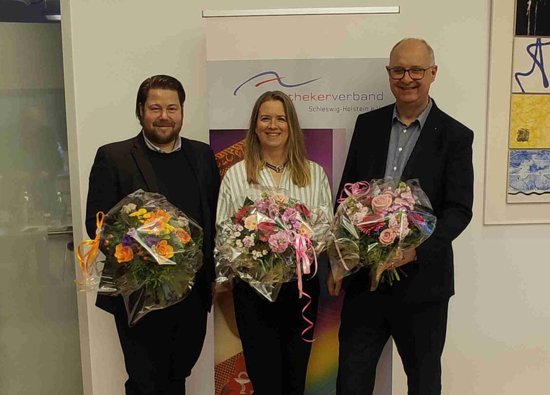 Den Vorsitz des Apothekerverbands Schleswig-Holstein übernehmen für die kommenden vier Jahre Hans-Günter Lund (rechts) als Vorsitzender sowie Michaela-Alexandra Banzhaf als erste stellvertretende Vorsitzende und Hannes Max Schaefer als zweiter stellvertretender Vorsitzender. / © Apothekerverband Schleswig-Holstein