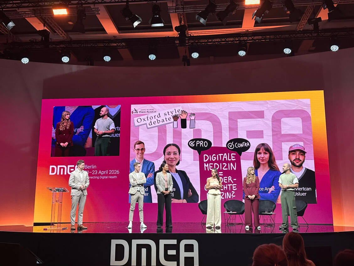 Führt eine Digitalisierung der Medizin automatisch zu einer gerechteren Versorgung? Diese Frage stellen Moderatorin Rania Abbas und Moderator Jonah Grütters an das Panel. Von links: Jonah Grütters, Bernd Fiedler, Brenya Adjej, Rania Abbas, Beatrice Aretz und Mertcan Usluer.  / © PZ / Paulina Kamm