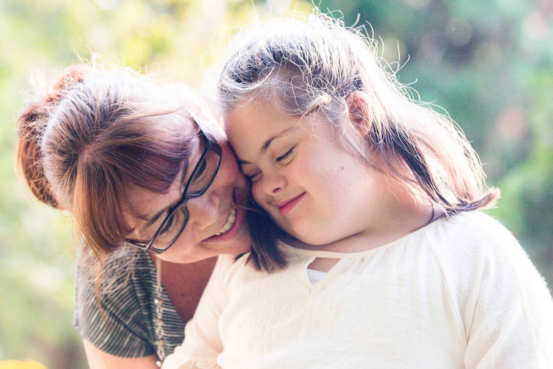 Personen mit Down-Syndrom haben häufig mit gefährlichen Atemwegsinfekten zu kämpfen, daher gehören sie in Bezug auf Covid-19 zu den gefährdeten Gruppen. Das gilt auch für Kinder. / Foto: Getty Images/Manon ALLARD