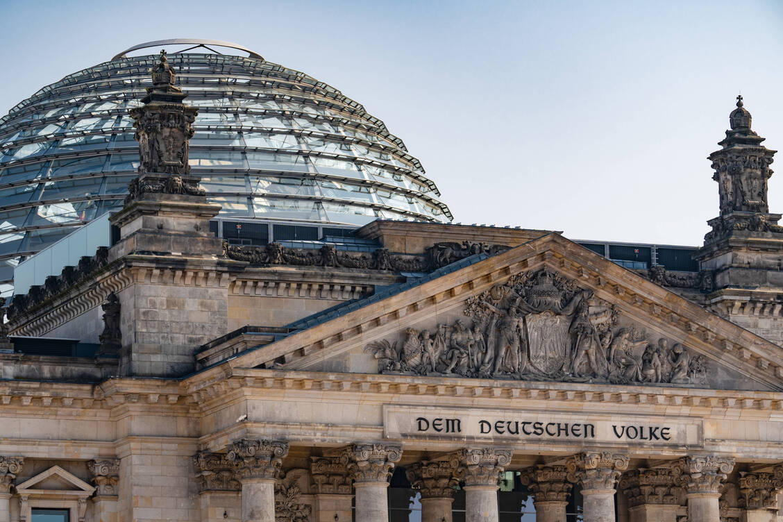 Im Gesundheitsausschuss des Bundestags stimmten die Mitglieder heute mehrheitlich für den ApoVWG-Entwurf. / © Imago/Bihlmayerfotografie